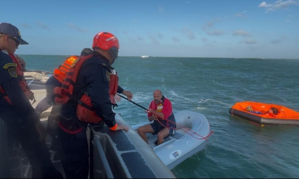 Guardacostas rescatan a tres tripulantes turcos tras naufragio en Puerto Velero, Atlántico