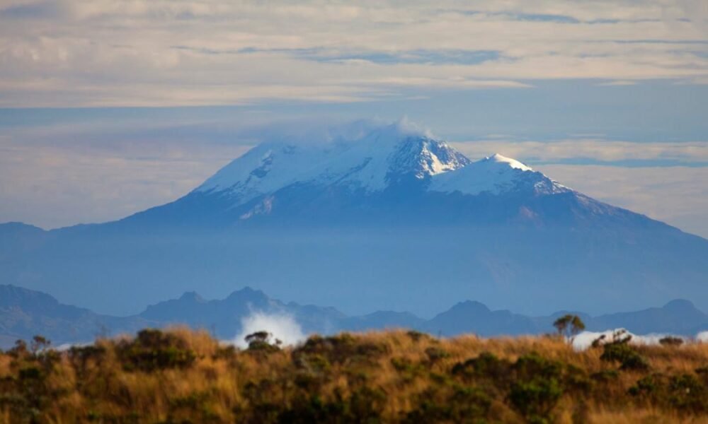 Cultivos afectados, suspensión de clases, vuelos y compras masivas de agua, entre las afectaciones por actividad del volcán Puracé en Cauca.