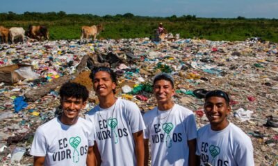 proyecto de jóvenes con botellas de vidrio en basurero