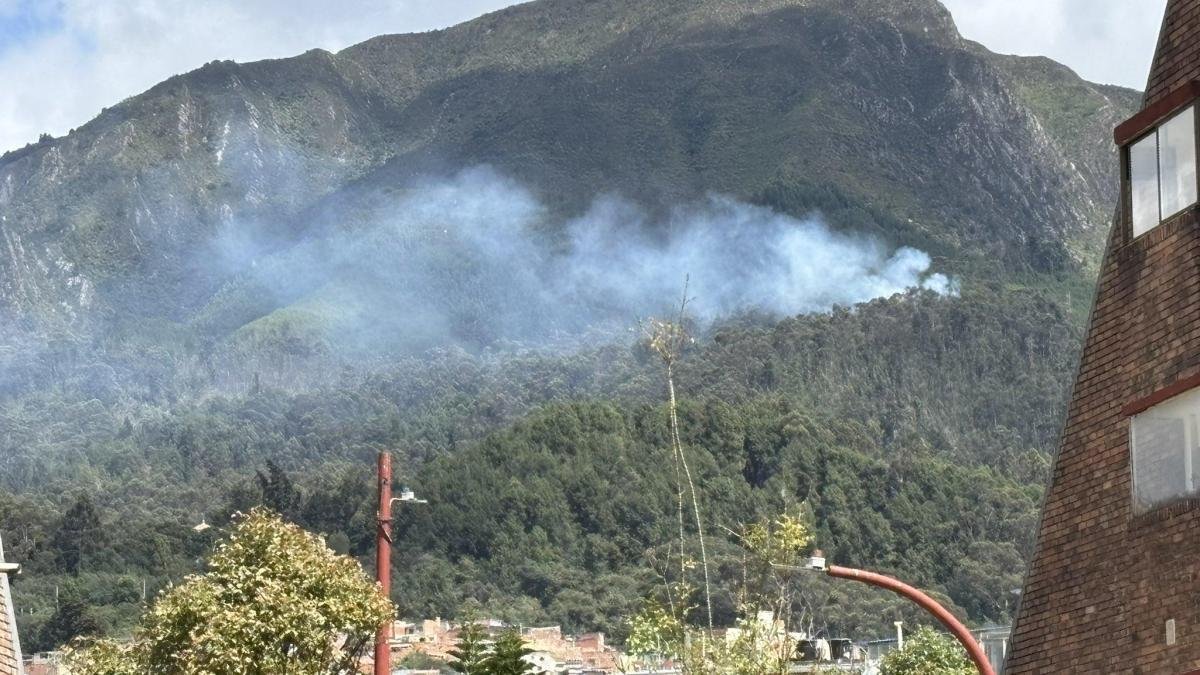 fuego afecta los cerros orientales en la localidad de San Cristóbal