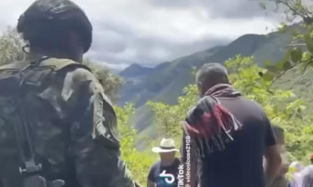 ¿Qué Les Dijeron Campesinos A Tropas del Ejército para que se retiraran de una zona de conflicto?