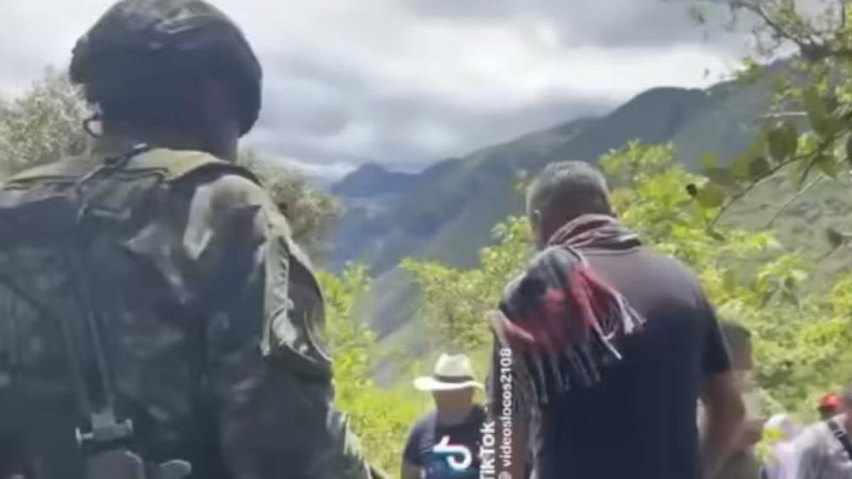 ¿Qué Les Dijeron Campesinos A Tropas del Ejército para que se retiraran de una zona de conflicto?