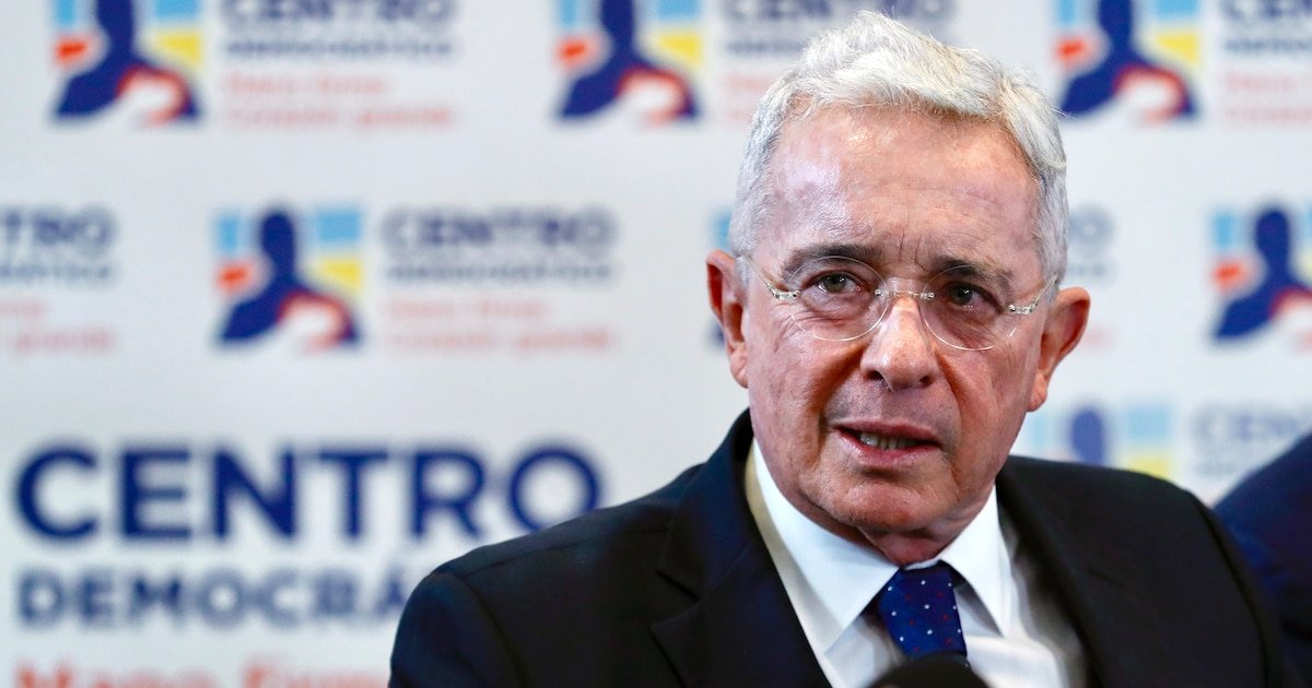 Álvaro Uribe estalló contra magistrado de la JEP por culpar a su gobierno de masacres en la Comuna 13: “Se le ve feliz difamándome”