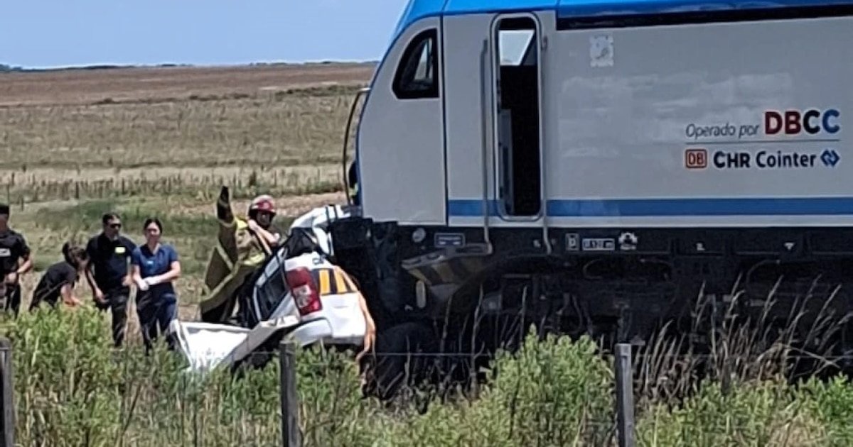 El video del accidente de tren en Uruguay en el que murieron dos policías que interpusieron el patrullero en la vía