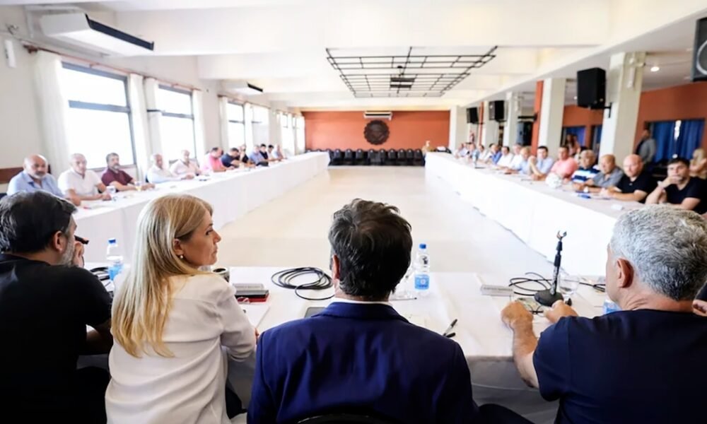 Kicillof construye un frente electoral para enfrentar a Milei con 35 intendentes que le pidieron desdoblar las elecciones