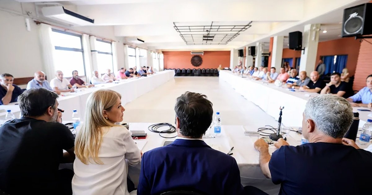 Kicillof construye un frente electoral para enfrentar a Milei con 35 intendentes que le pidieron desdoblar las elecciones
