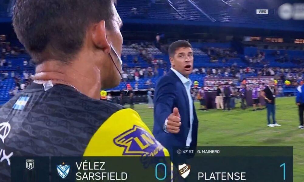 La fuerte discusión entre Andrés Merlos y Sebastián Domínguez tras la derrota de Vélez ante Platense: “Vendés humo conmigo”