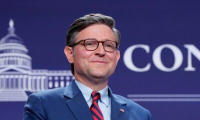 Mike Johnson afirmó que la estrategia de Petro al enviar avión presidencial para deportar colombianos “ayudaría a ahorrarles impuestos” a EE. UU.