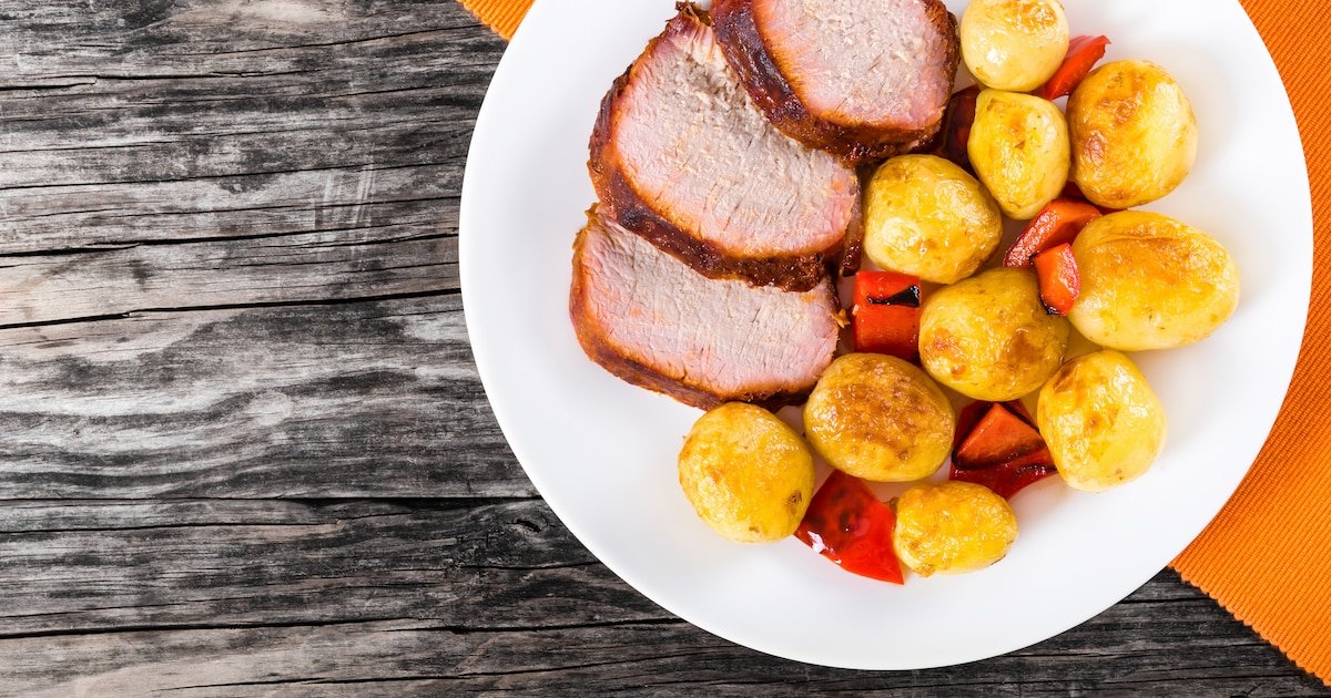 Receta de solomillo de cerdo al horno con patatas: un plato tradicional y muy fácil de hacer