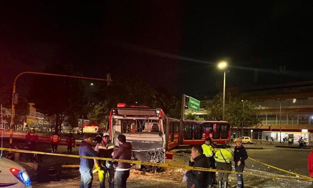Aparatoso accidente entre bus de transmilenio y carro en la calle 80 tras concierto de shakira