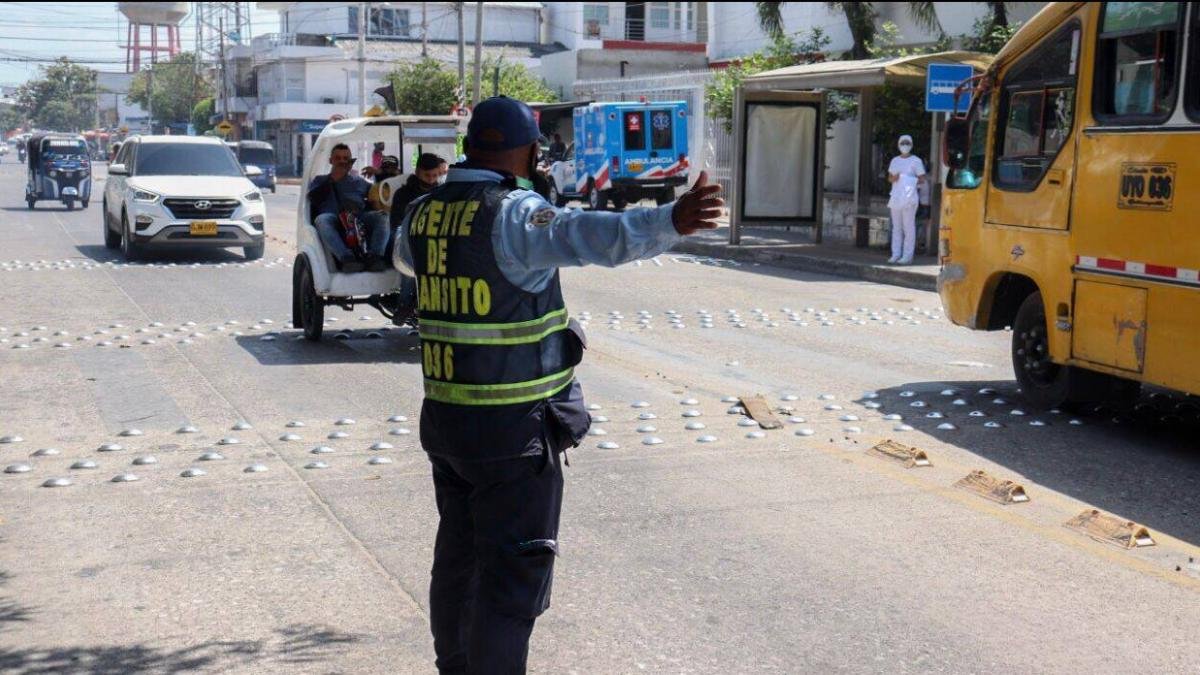 Prohibidos Pasamontas y Taparse Apellido en Agente de Tránsito