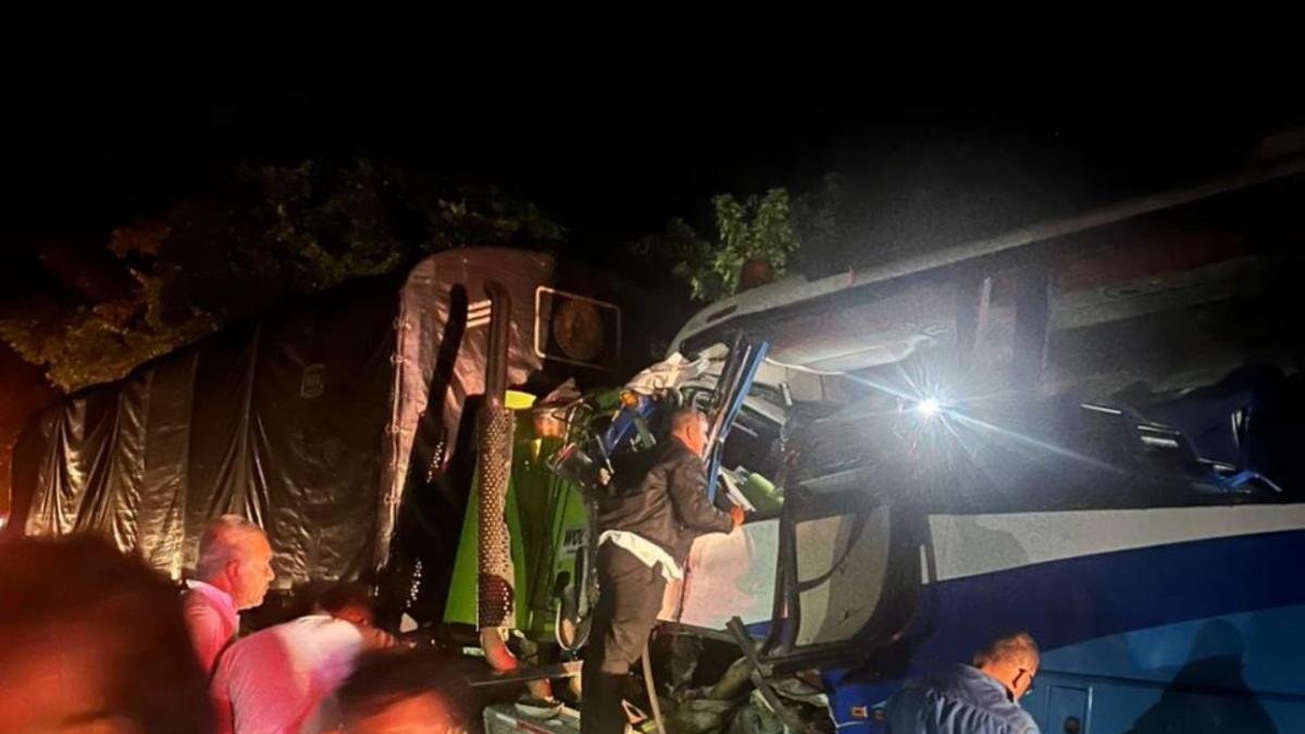 Tres Muertos y Más de 25 Heridos Tras Brutal Choque