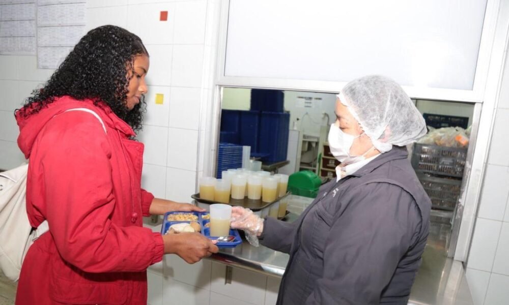 Por Primera Vez, Estudiantes de Colegios Nocturnos en Bogotá Reciben Cena Gracias a la Implementación del Pae