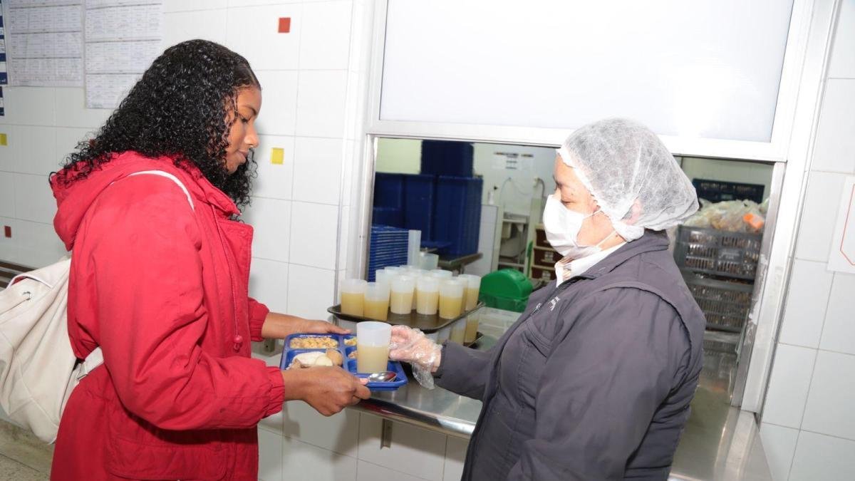 Por Primera Vez, Estudiantes de Colegios Nocturnos en Bogotá Reciben Cena Gracias a la Implementación del Pae