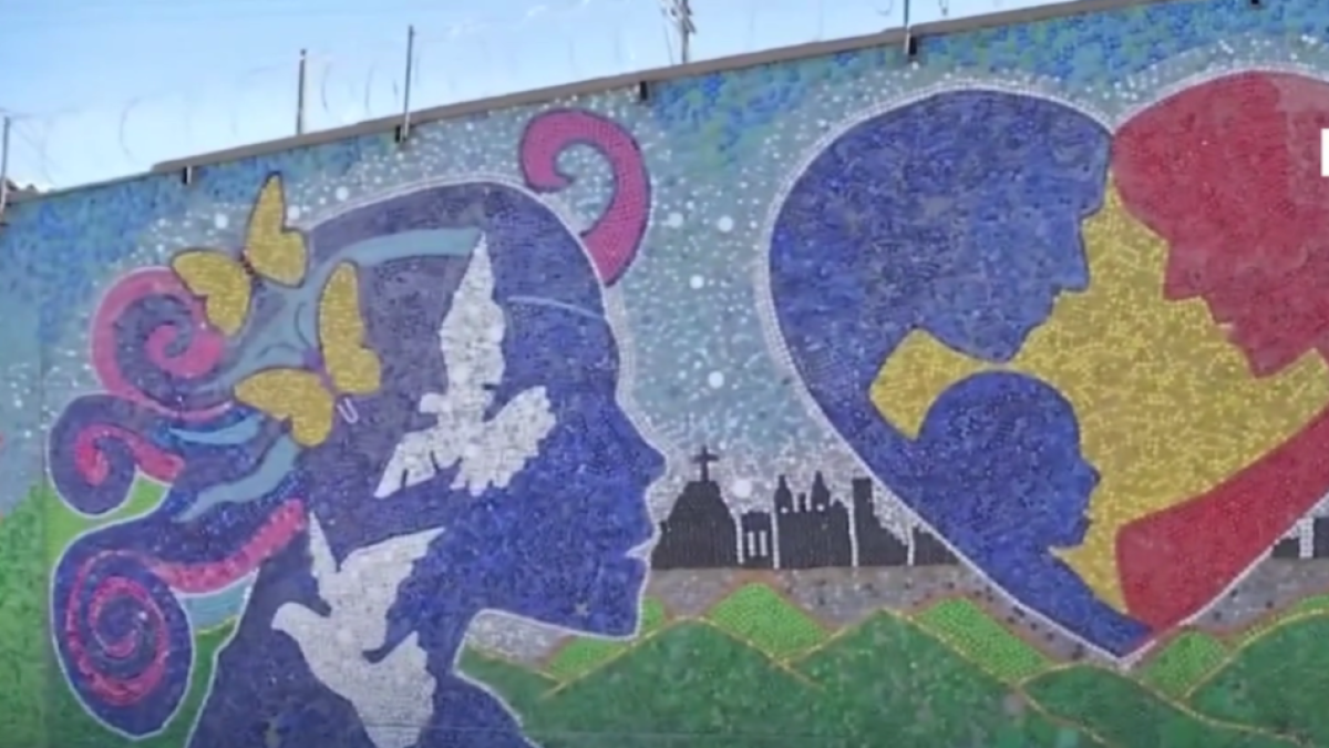Este es el Mural Por la Paz en Usme, Realizado Por VíciMas del Conflma Armado Usando Tapas de Botellas