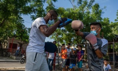El Campeón Mundial de Boxeo Vuelve A Ganar Un Duro Combate en un barrio de soledad