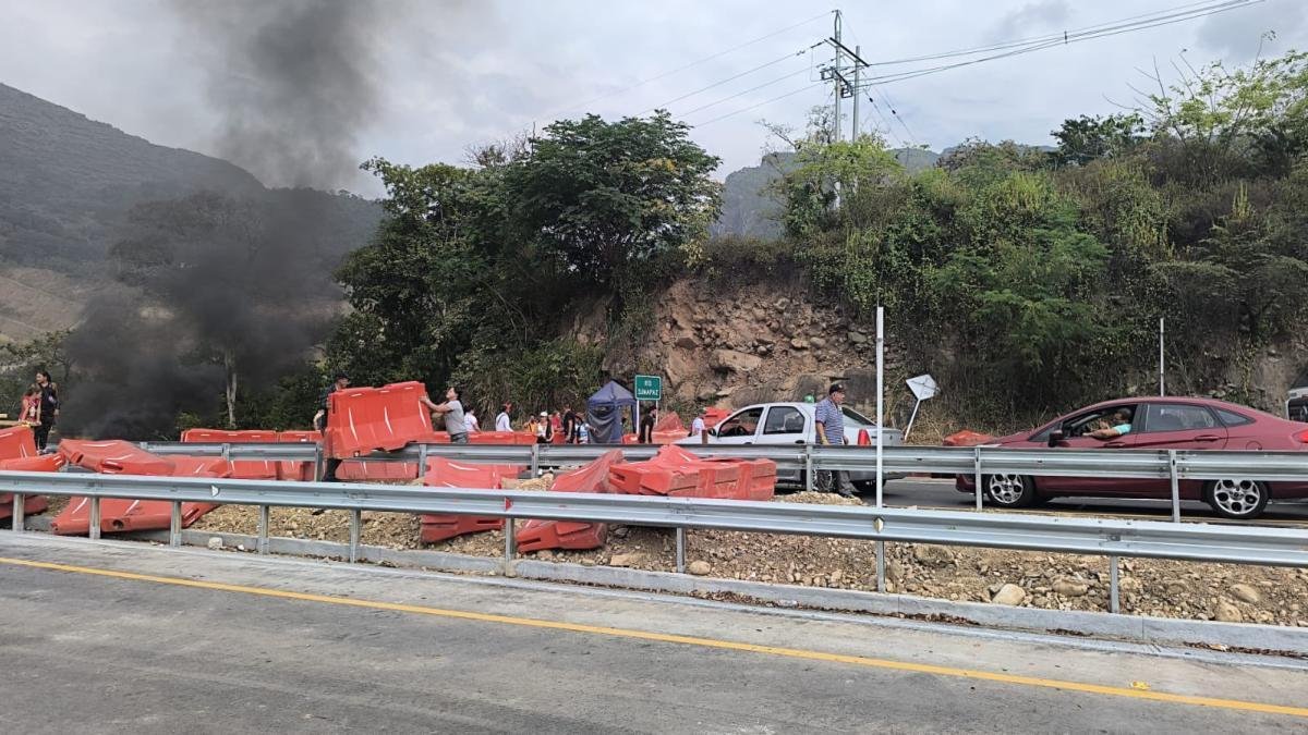 Firmantes de Paz Bloqueos La Vía Bogotá-Girardot a la Altura de 'El Boquerón' por falta de implementación de Compromisos