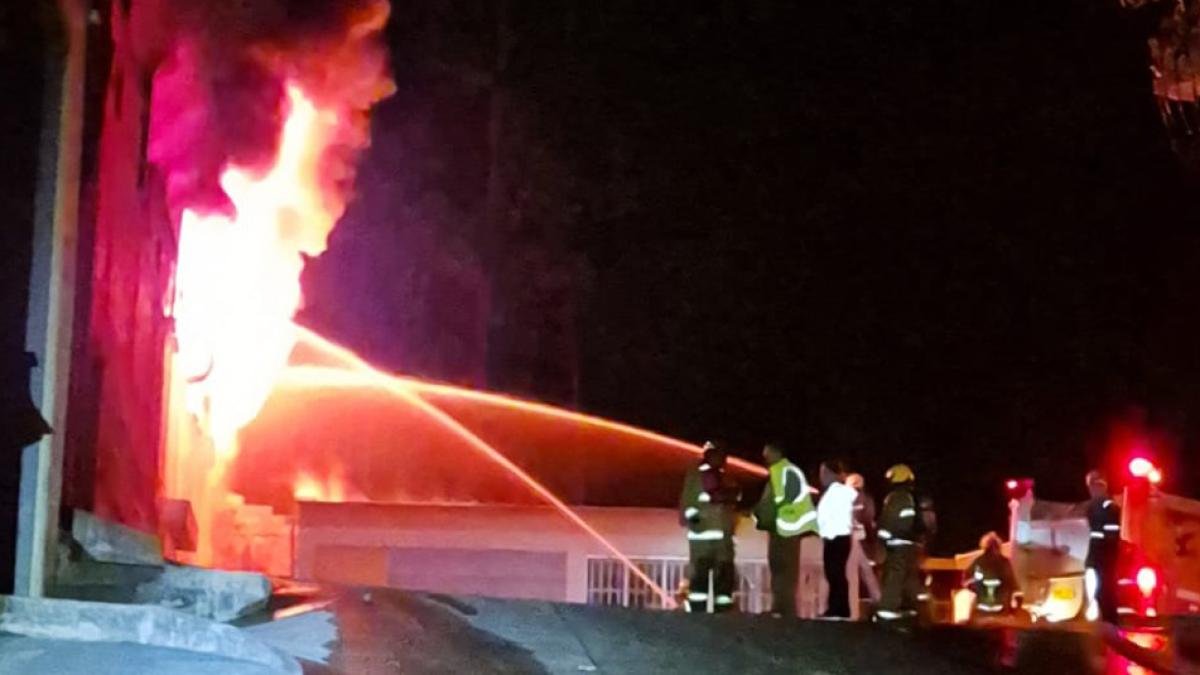 Voraz Incendio Estructural Afectó Tres Bodegas en Girardota