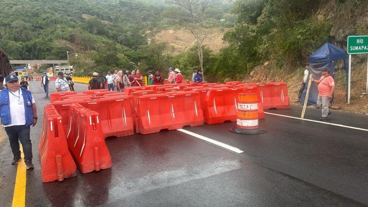 SE Presentan Bloqueos Intermitentes en la Vía Girardot-Bogotá a la Altura de El Boquerón