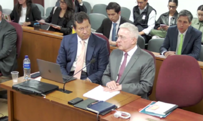 Personas apoyan a álvaro uribe a la Salida del Complejo de Paloquemao, Donde se Realiza Su Defensa de la Teoría del Caso