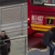 Hombre que Roba Celulares en Estación de Transmilenio en Bogotá Ha Sido Capturado 5 Veces