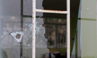 DESGARRADORAS IMÁGENES DE UNA ESCUELA QUE FUE USADA COMO TRINCHERA PARE DE GRUPOS ARMADOS