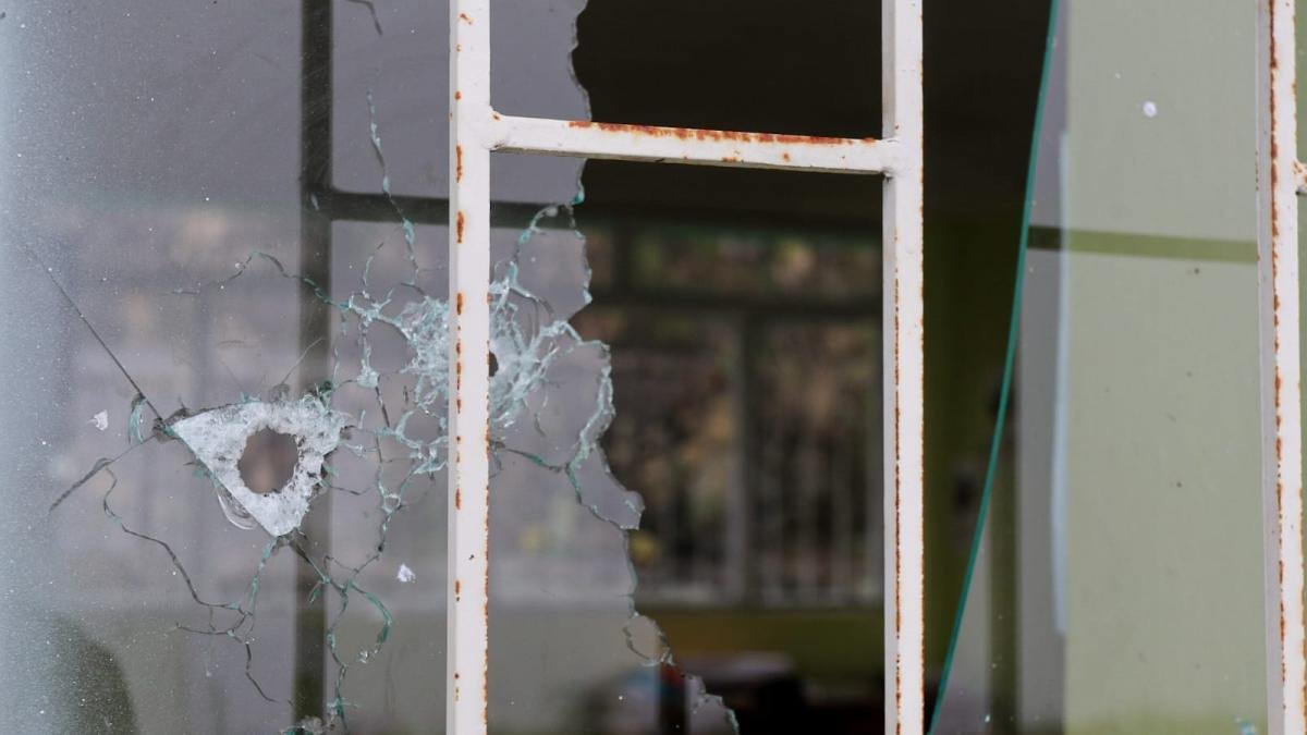 DESGARRADORAS IMÁGENES DE UNA ESCUELA QUE FUE USADA COMO TRINCHERA PARE DE GRUPOS ARMADOS