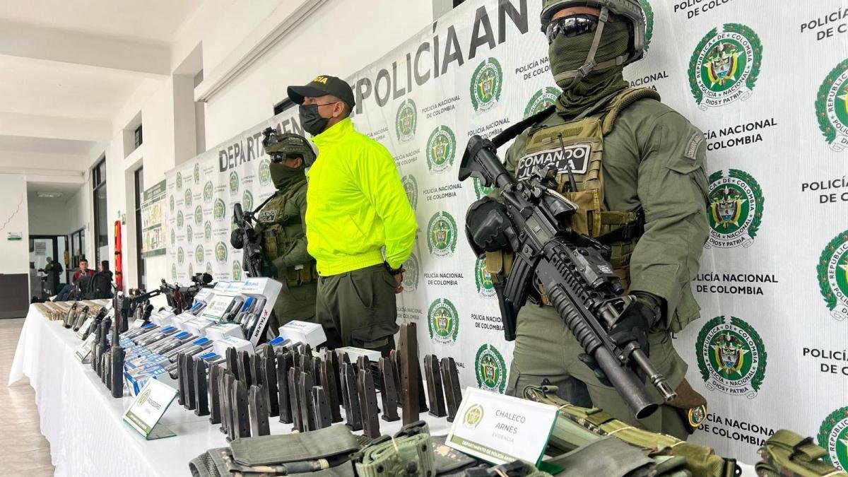 Incautan Arsenal de Guerra Con el Que las AgC Podría Haber Creado un Nuevo Frente en Antioquia