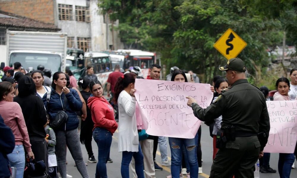 ¿Cuáles son las salidas una crisis por falta de transporte escolar en colegios públicos de cali?