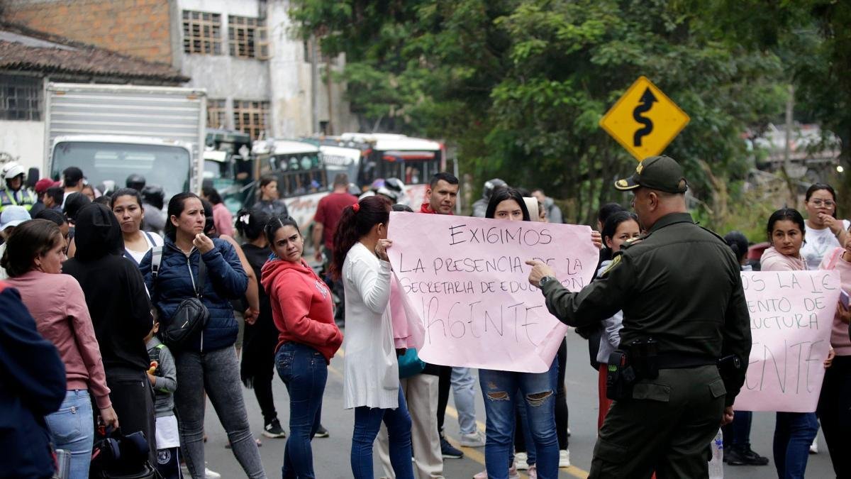 ¿Cuáles son las salidas una crisis por falta de transporte escolar en colegios públicos de cali?