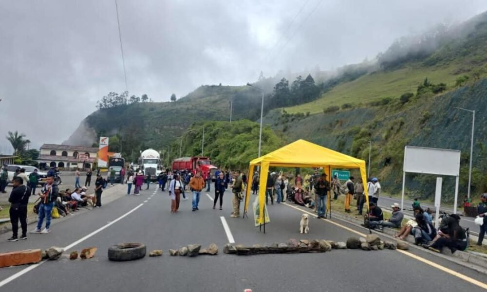 Indángenas Mantienen Bloqueo en Vía Panamericana