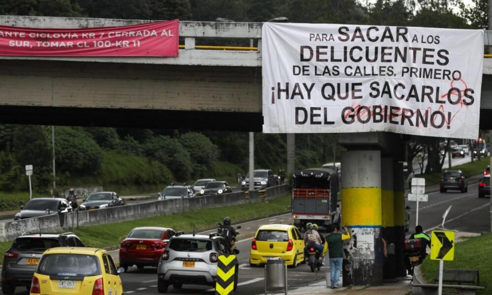 Instalan Pendones en el Puente de la Calle 100 Con Carrera Séptima Contra El Gobierno P