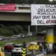 Instalan Pendones en el Puente de la Calle 100 Con Carrera Séptima Contra El Gobierno P