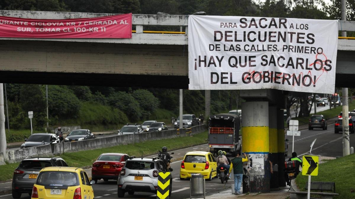 Instalan Pendones en el Puente de la Calle 100 Con Carrera Séptima Contra El Gobierno P