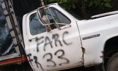 Pintan Grafitis Alusivos A Disidencias de Las Farc en Camionetas Blancas