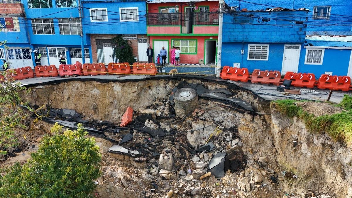 Colapsó Vía Secundaria en El Barrio El Triunfo en Ciudad Bolívar