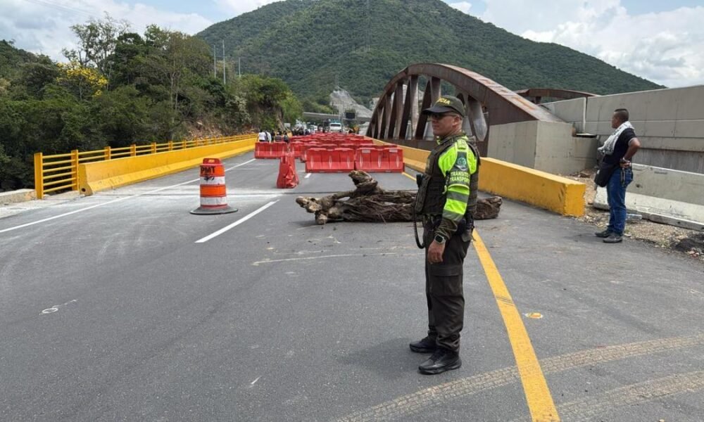 Bloqueo de 17 HORAS EN LA VIA BOGOTÁ-GIRARDOT AFECTÓ EL COMERVCIO Y MILLOS DE VIAJEROS