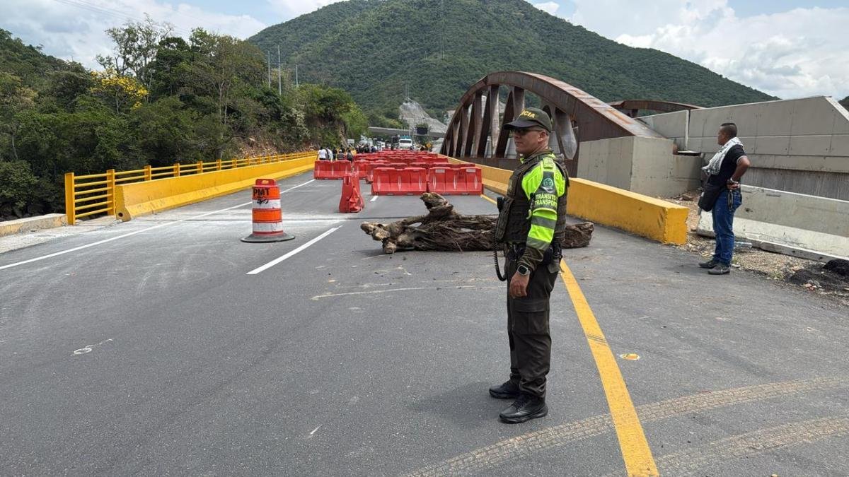 Bloqueo de 17 HORAS EN LA VIA BOGOTÁ-GIRARDOT AFECTÓ EL COMERVCIO Y MILLOS DE VIAJEROS