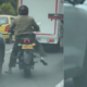Tiran Puntillas desde una moto