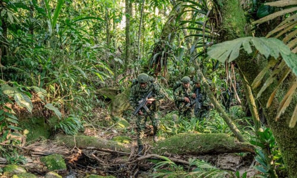 Desentes se Ocularon en Colegio, PONIENTO EN RIESGO A NIños para disparar Contra Ejército