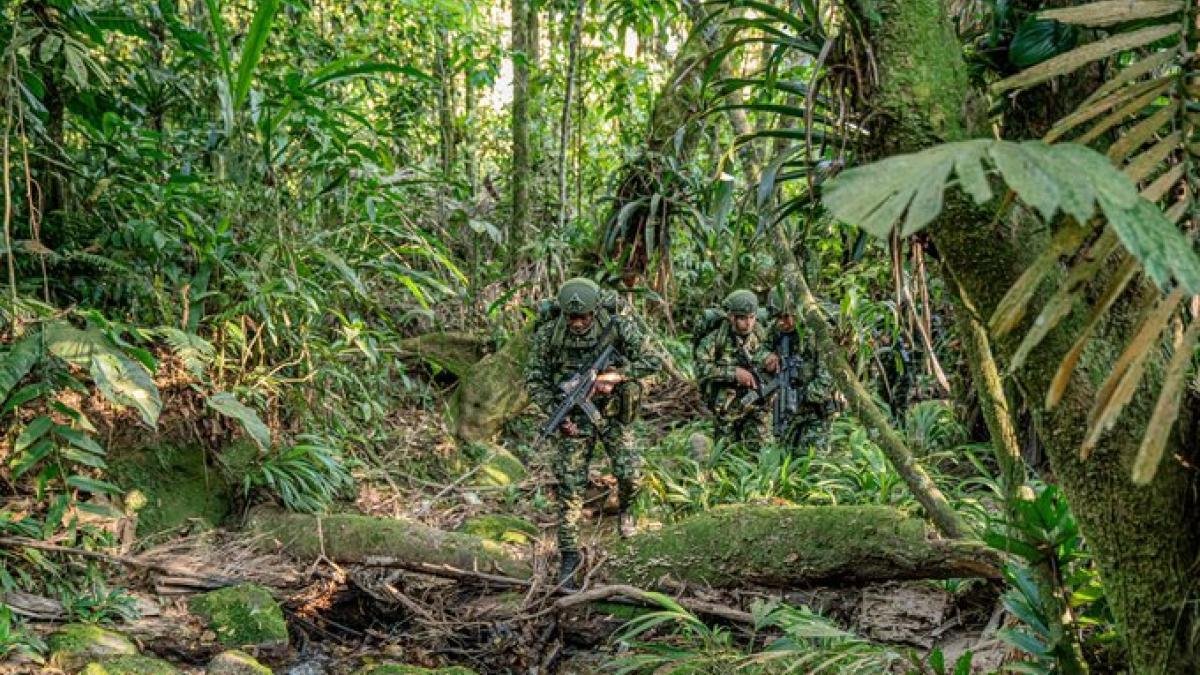 Desentes se Ocularon en Colegio, PONIENTO EN RIESGO A NIños para disparar Contra Ejército