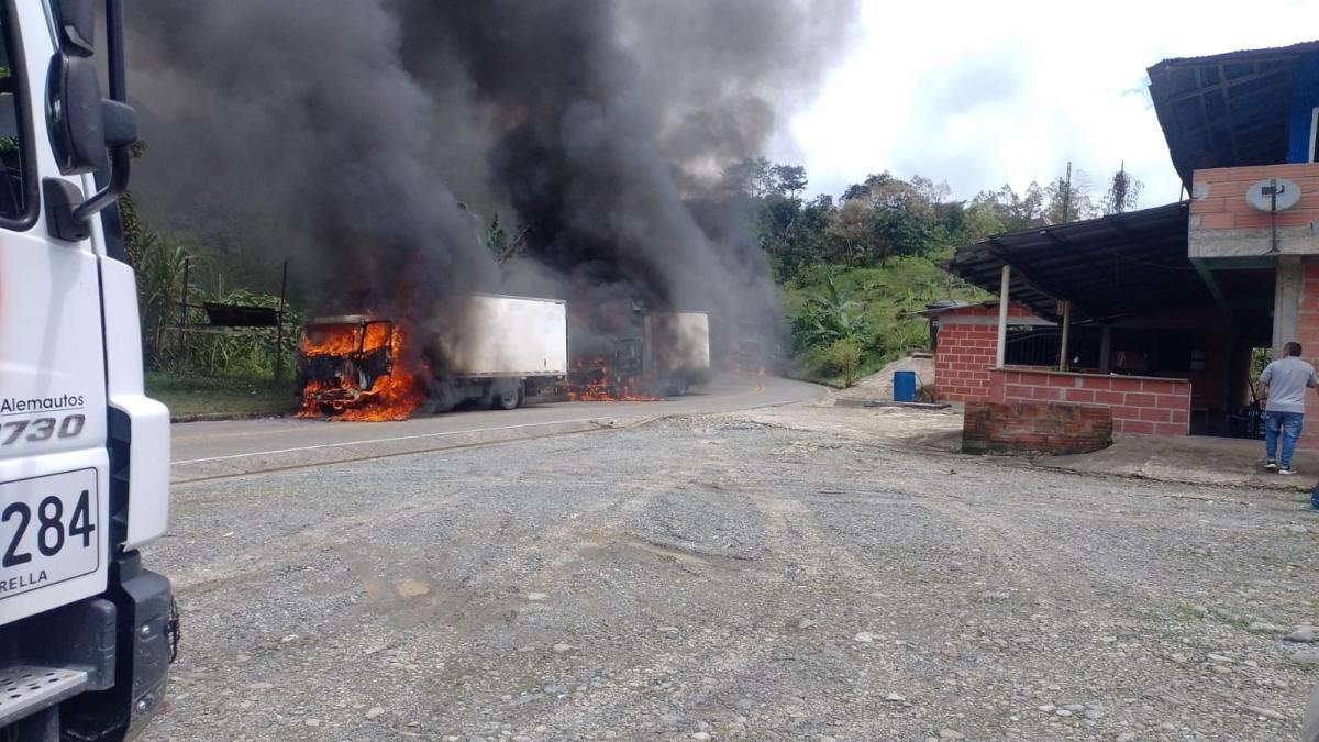 Guerrilleros del Eln Incineraron Tres Camiones en la Vía Quibdó- Medellín