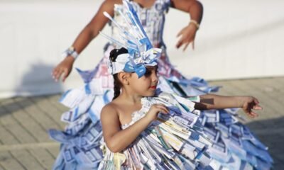 Estudiantes se Toman El Malecón Con Desfile Ambiental
