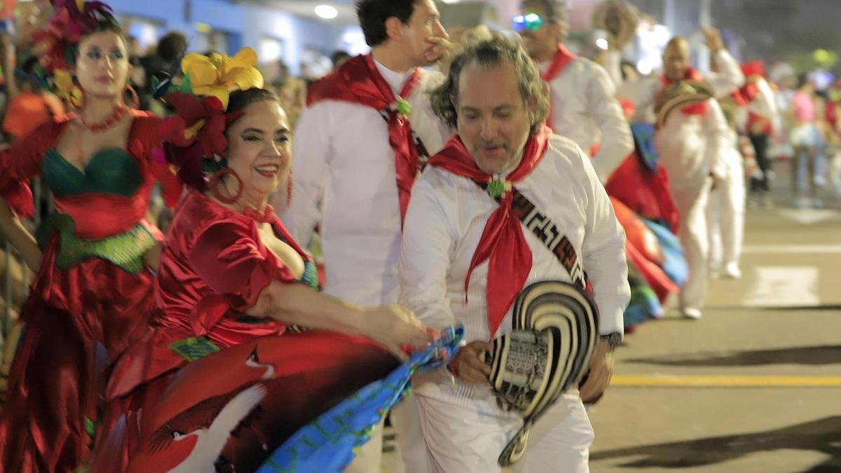 Una noche con la pollera colorá,