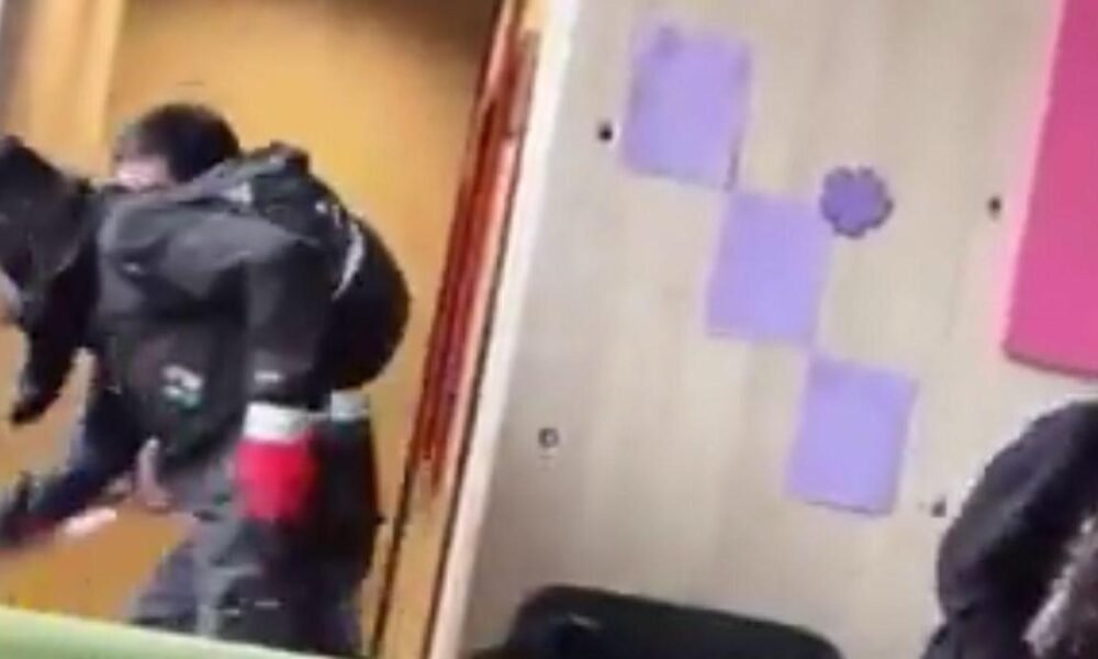 Joven Enfentó A Encapuchado Que Romía Su Facultad.