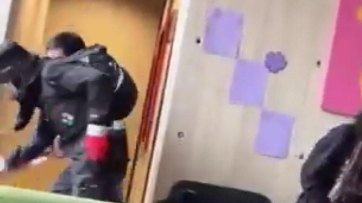 Joven Enfentó A Encapuchado Que Romía Su Facultad.
