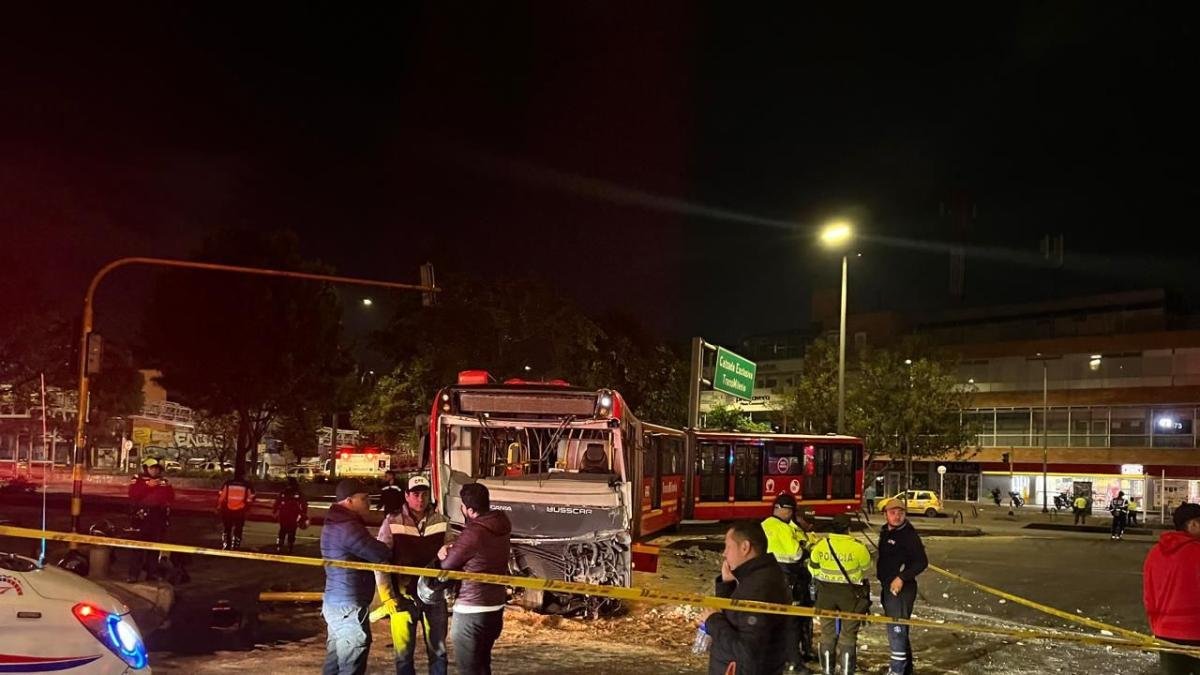 Aparatoso accidente entre bus de transmilenio y carro en la calle 80 tras concierto de shakira