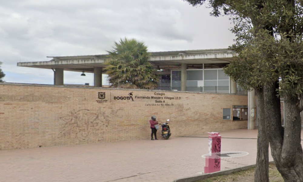 La Pelea Fue A Las Afueras del Colegio