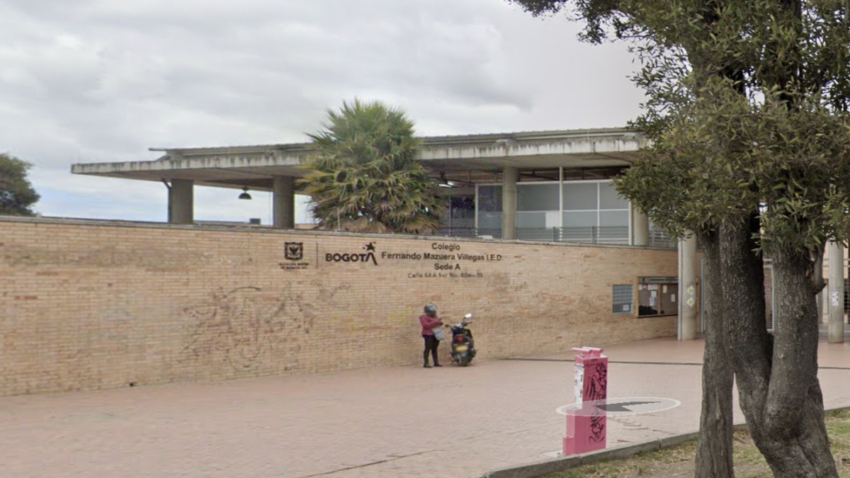 La Pelea Fue A Las Afueras del Colegio