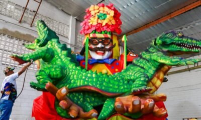 Las Carrozas Están listas para Brillar en la Batalla de Flores